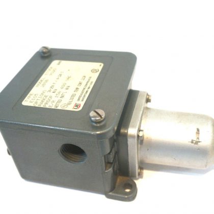 USED UNITED ELECTRIC CONTROLS E105-2BSB-9020 TEMPERATURE CONTROLLER E1052BSB9020