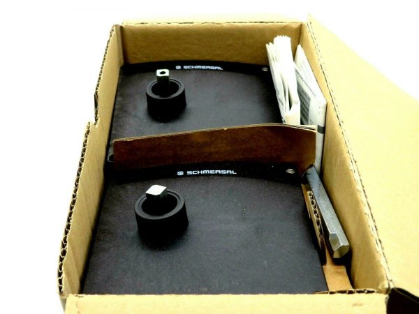 NEW SCHMERSAL AZ/AZM 200-B30-LTAG1P1 DOOR HANDLE ACTUATOR 101178668 - Image 4