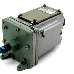 USED CUSTOM CONTROL SENSORS 6860G0 PRESSURE SWITCH