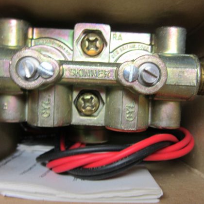 NEW HONEYWELL V935LEH2150 SKINNER VALVE