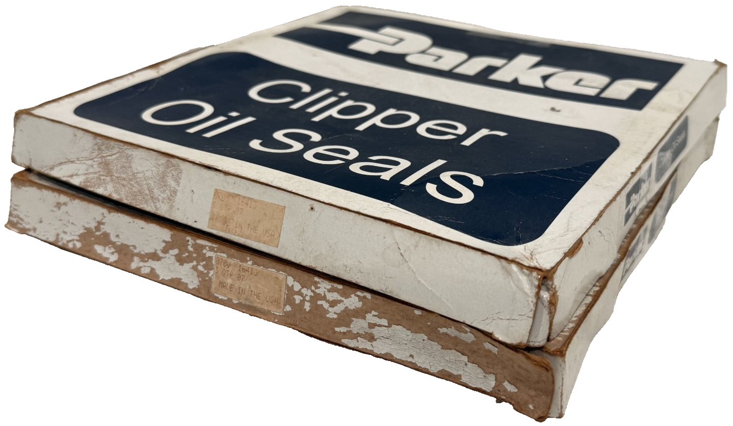NEW LOT OF 2 PARKER 3 QTR 07 CLIPPER OIL SEALS 0700 16413 3QTR07