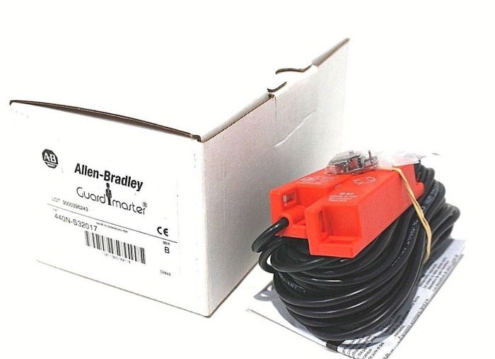 NEW ALLEN BRADLEY 440N-S32017 SAFETY SWITCH SER.B 440NS32017