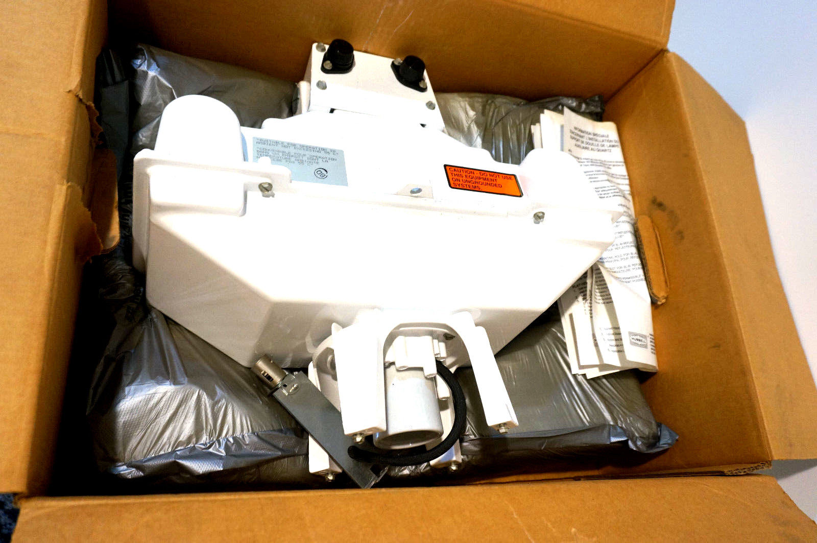 NEW HUBBELL CH10H5-M-0U-F5-QSS LIGHT FIXTURE TRIBAY SERIES CH10H5M0UF5QSS - Image 4