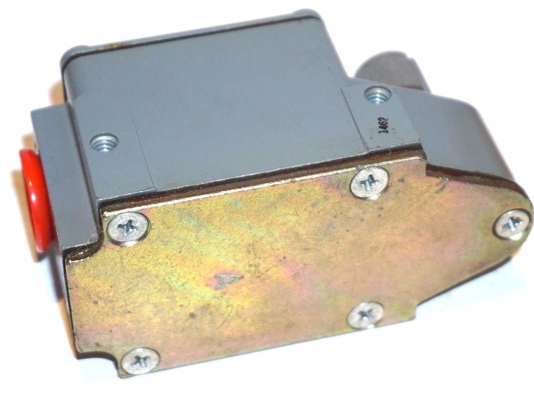 NEW SQUARE D 9007-TUA-12 HEAVY DUTY LIMIT SWITCH 9007TUA12 - Image 4
