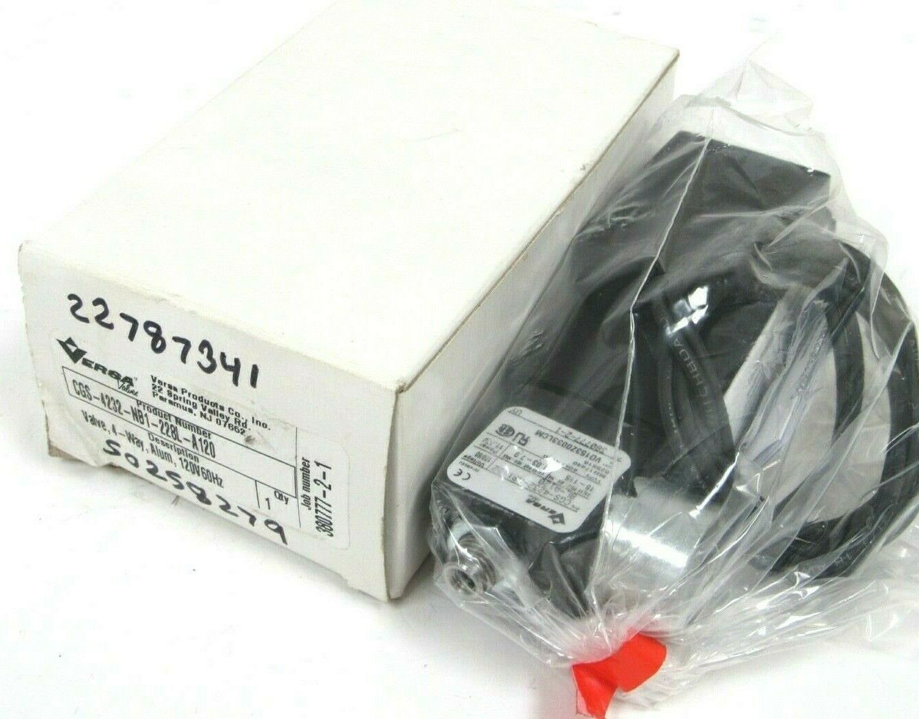 NEW VERSA CGS-4232-NB1-228L-A120 4 WAY VALVE CGS4232NB1228LA120