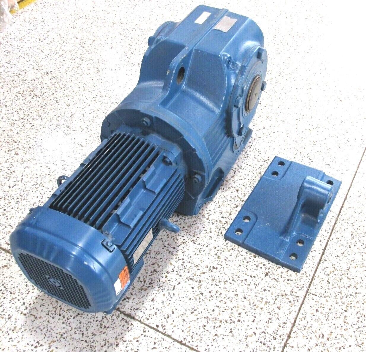 NEW SEW EURODRIVE KA107/TDRE160MC4/DH GEARMOTOR 73.39:1 15HP DRE160MC4/DH