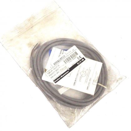 NEW CUTLER HAMMER E55CAL18T110 INDUCTIVE PROXIMITY SWITCH