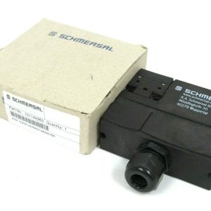 NEW SCHMERSAL 101144263 AZM170SK-02ZRKA KEYED SOLENOID INTERLOCK